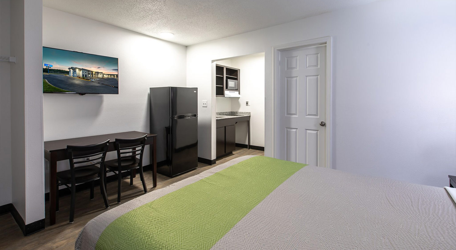 THE STUDIO 6 EXTENDED STAY HOTEL IN GREENVILLE, SC LOOKS FORWARD TO HOSTING YOU.  BOOK YOUR STAY TODAY!